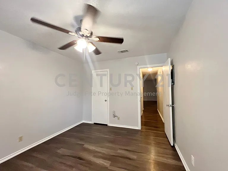 1108 N Elm St #10 — Photo 17
