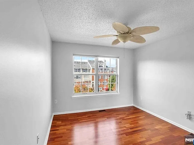 100 Callahan Ct — Photo 17