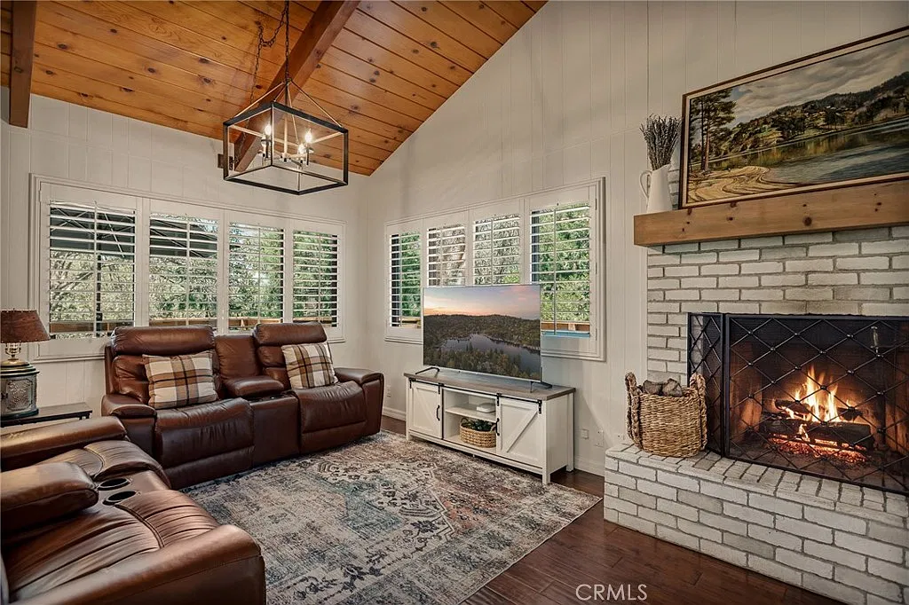 3 bed, 1368 sqft, $3,200 — Photo 2