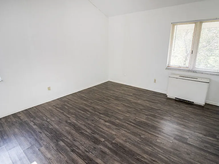 Town & Country Apartments — Photo 15