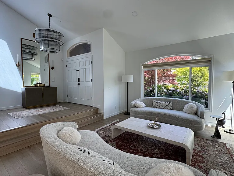 535 NW Datewood Dr — Photo 4