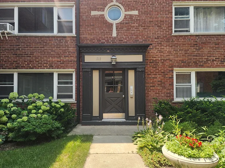 1318 Central St #1N — Photo 2