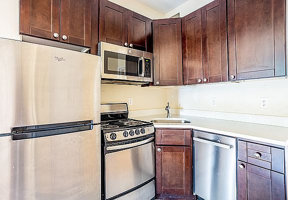 2nd image of 178 Nassau Ave APT 3R
