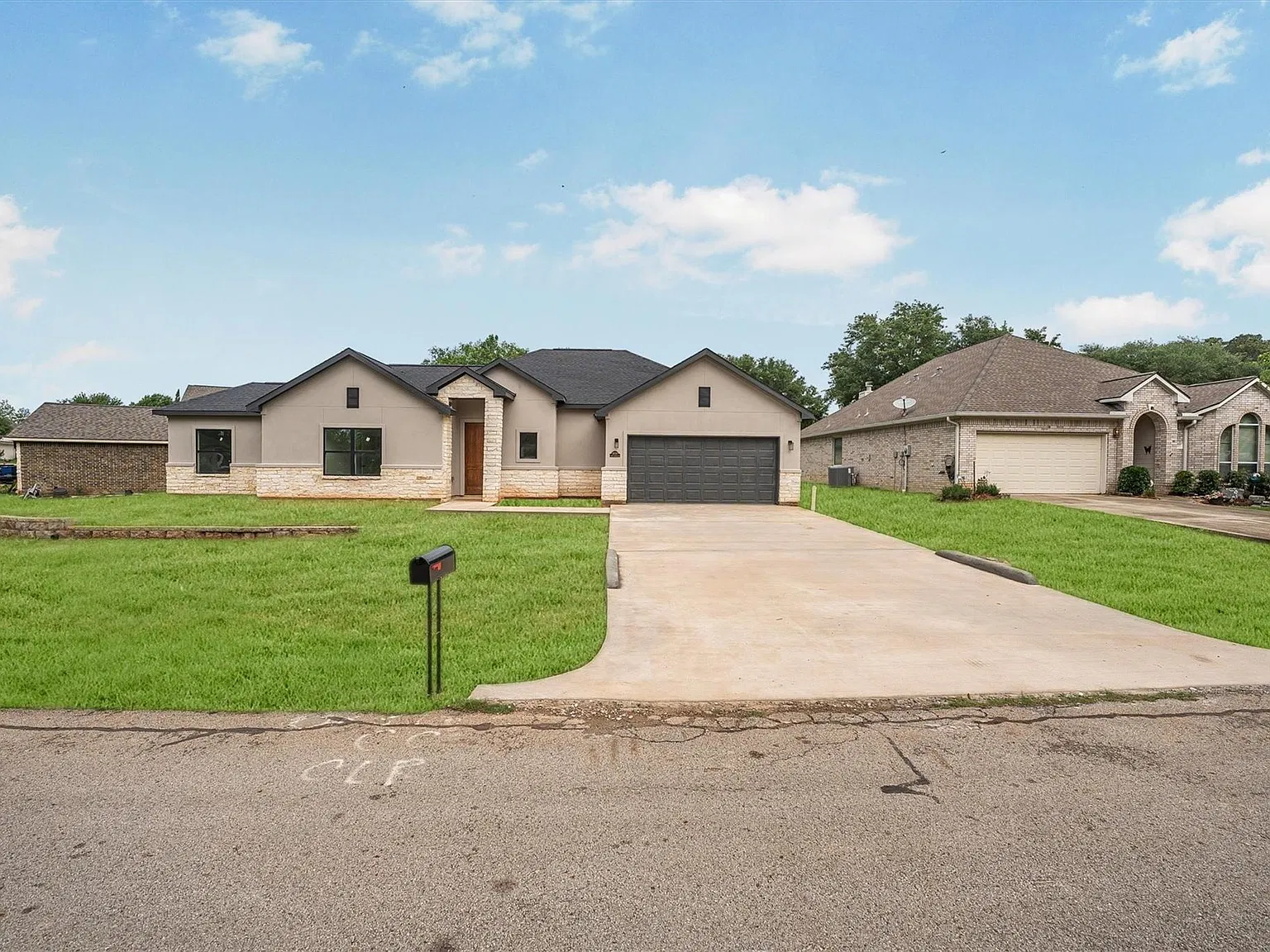4 bed, $2,500 — Photo 4