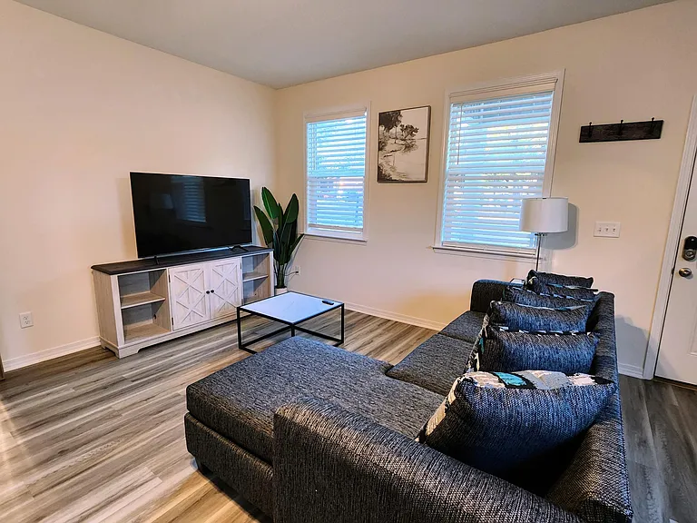 1023 W Blount St — Photo 11