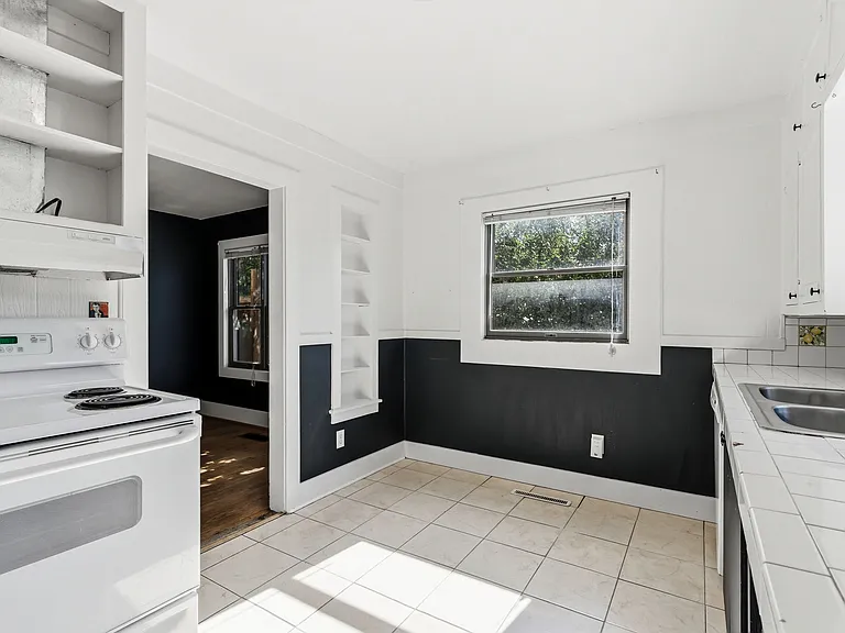 2034 S Broxon St — Photo 17