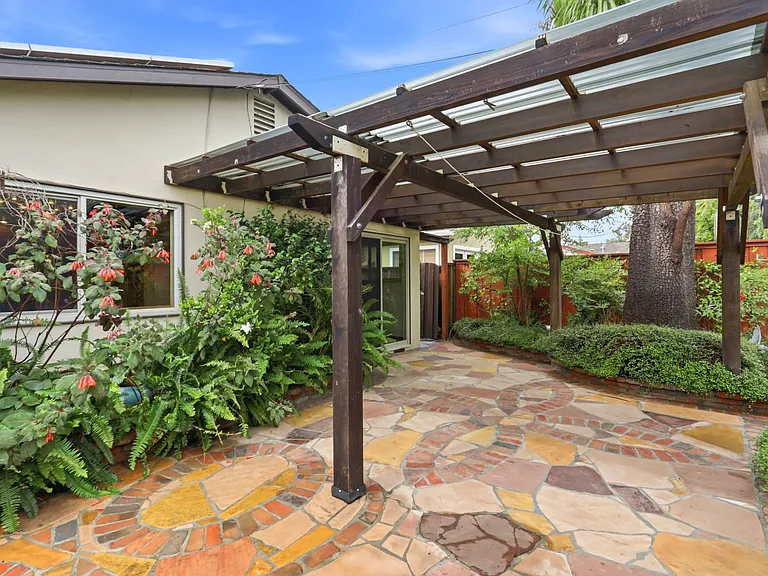 927 Lorne Way — Photo 38