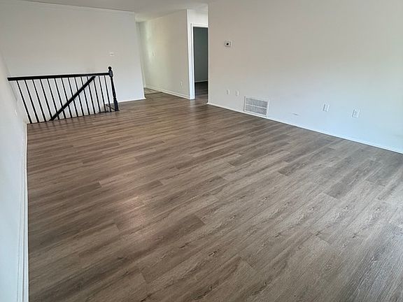 3rd image of 39 Rock Garden Ln