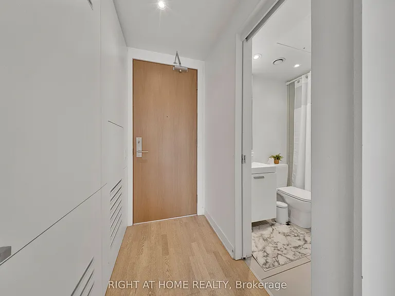 629 King St W #625 — Photo 4