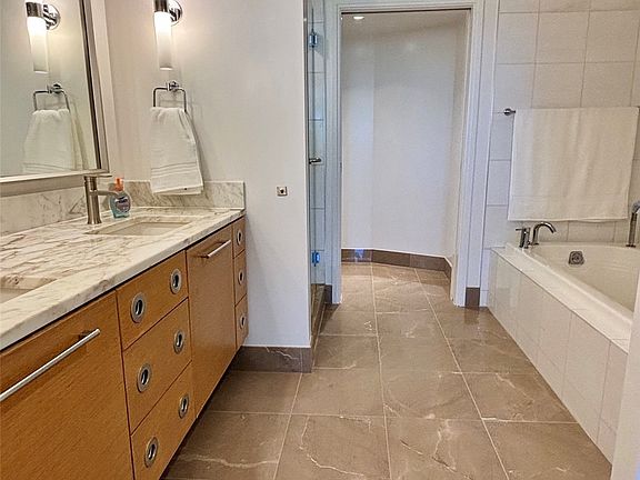 5th image of 1177 Queen St APT 604