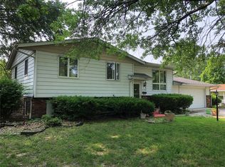 230 Sunset Ct, Staunton, IL 62088