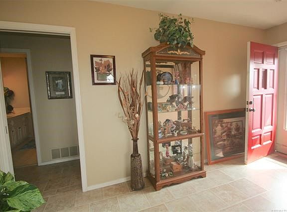 Ding Dong!  Go directly from the bedroom hall to the front door.  2-way sensible Floor Plan!