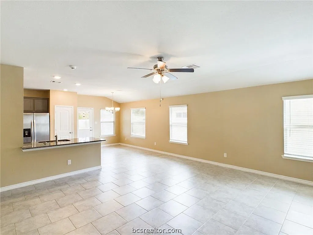 3 bed, 1567 sqft, $2,100 — Photo 3