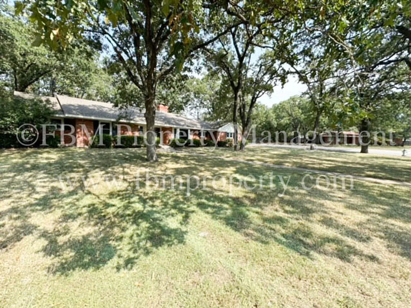 900 Dobbins Rd - 3 Bedroom, 2 Bathroom Brick Home in Corsicana, TX! — Photo 2