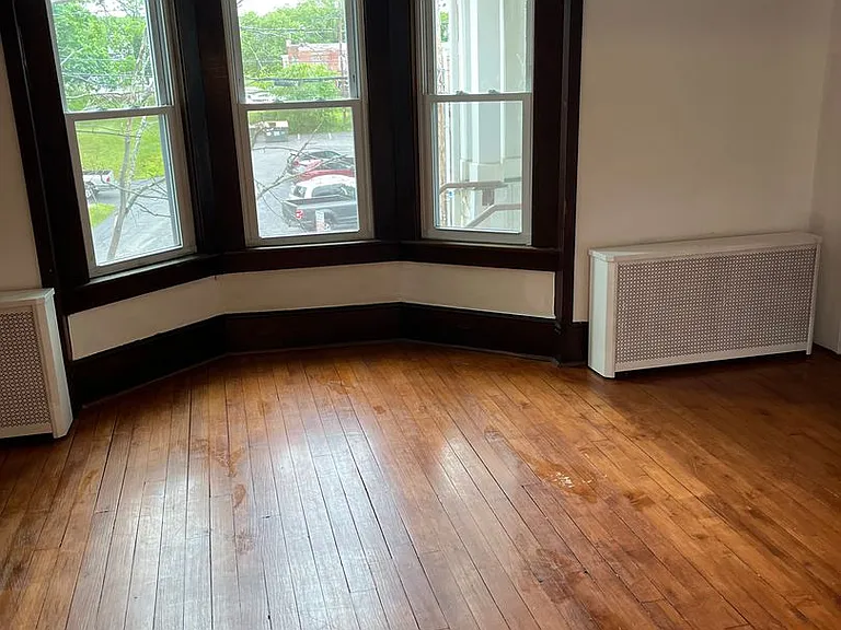 22 Raymond Ave — Photo 2