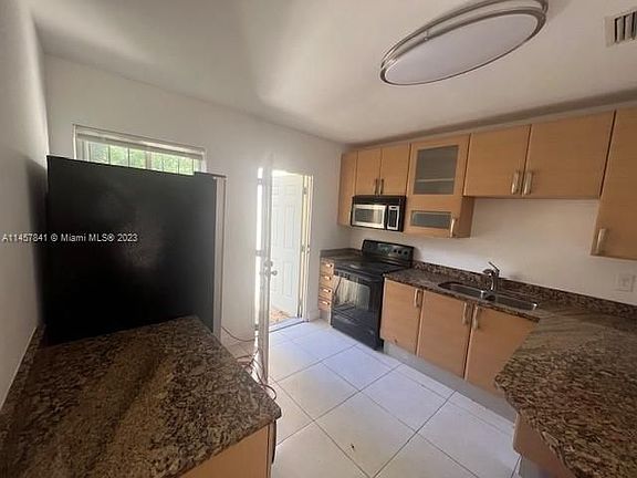 5th image of 995 NW 51st St