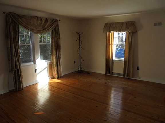 5th image of 717 W Crawford St