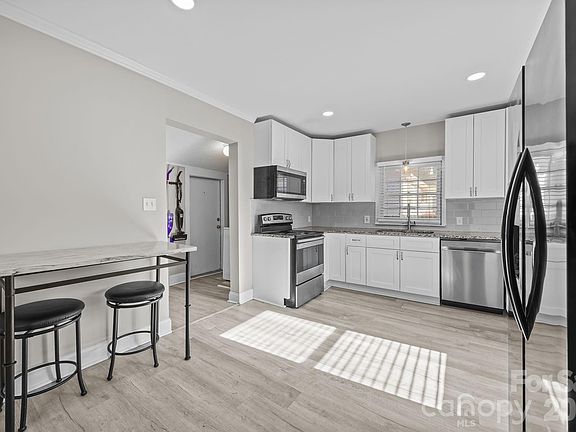 5th image of 211 Franklin Ave