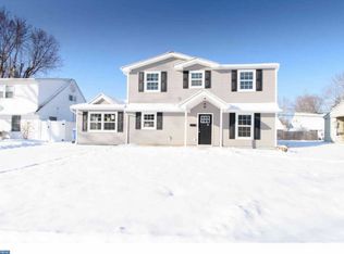 41 Neptune Ln, Levittown, PA 19054