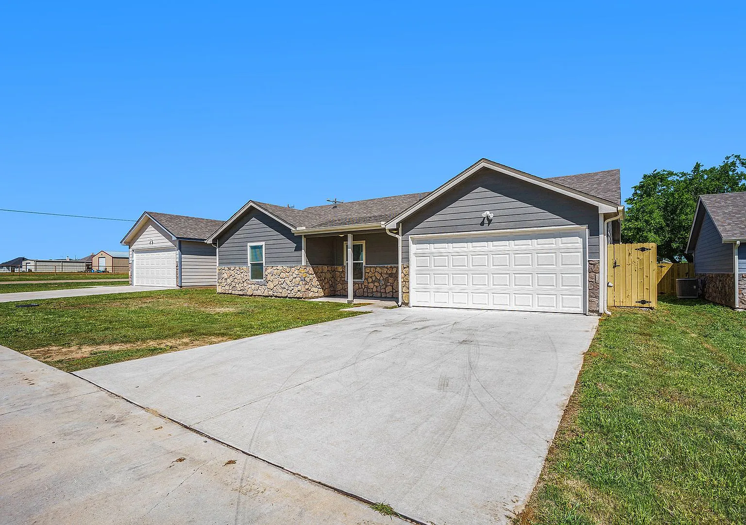 Spacious Single-Story Home with Open Layout & Huge Fenced Backyard — Photo 2