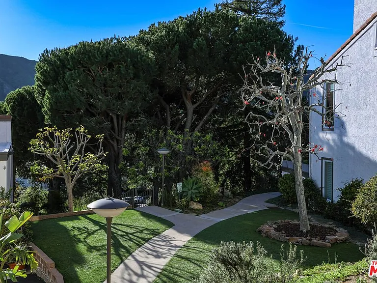 17097 Palisades Cir — Photo 24