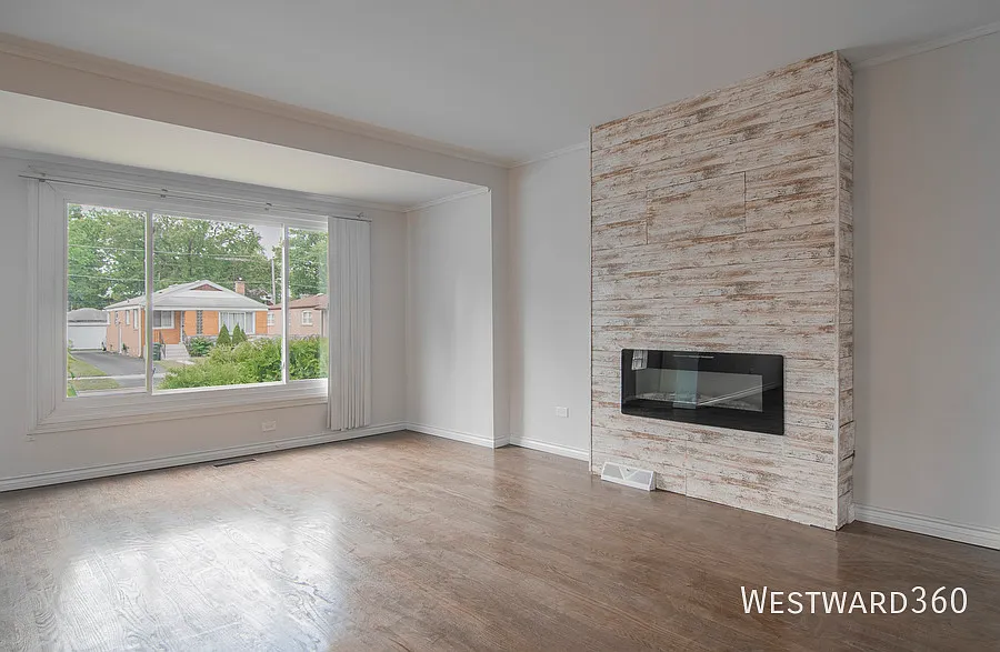 Spacious 3 Bed Home in Dolton w/ Garage, Driveway & Laundry — Photo 1