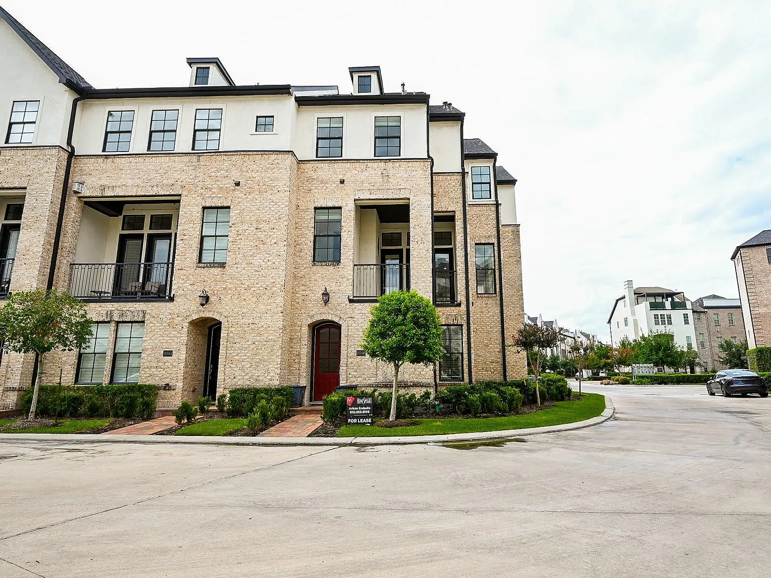 3 bed, 3.5 bath, 2390 sqft, $3,500 — Photo 3
