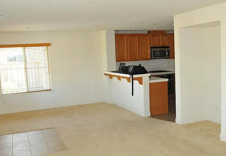 1690 Nicolson Cir — Photo 2
