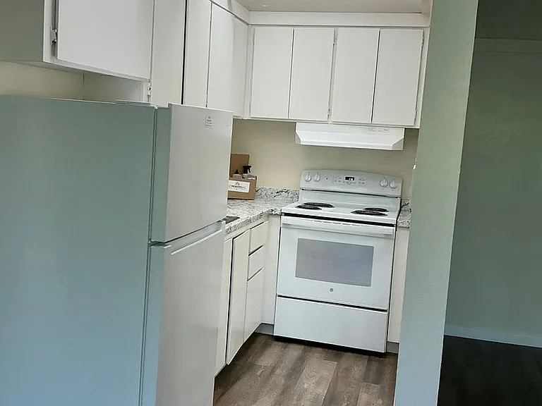 Laurel Glen — Photo 18