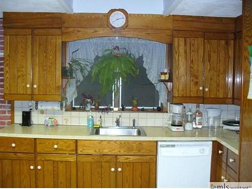 Oak Cabinet Eat-in Kitchen 