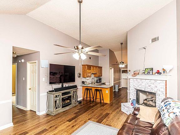 4th image of 377 Brenda Dr