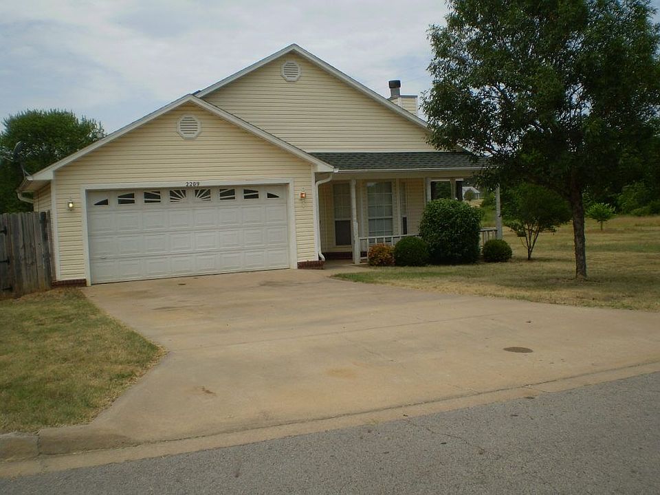 1st image of 2209 Emerald Dr