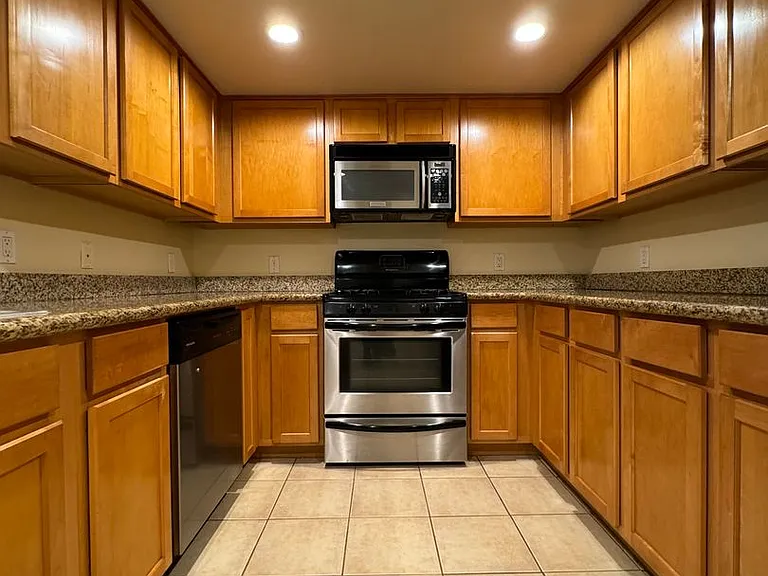 L'Gallia Studio City Apartments — Photo 3