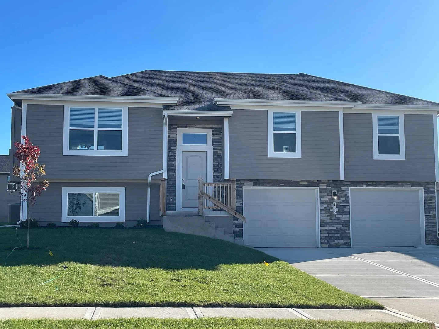 Gorgeous 4 Bedroom Split Level Home in Belton! — Photo 1