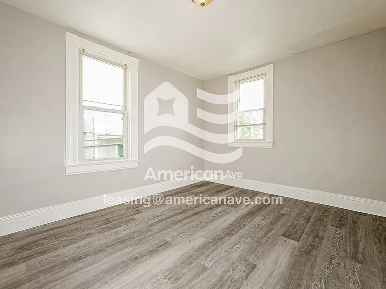 1558571_009_main_bedroom_9.jpg