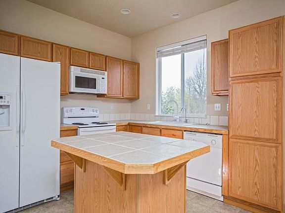 4th image of 426 SE Heathcliff Ln