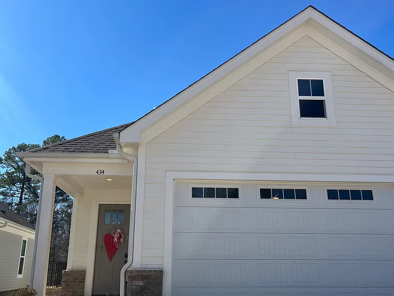 434 Live Oak Dr — Photo 2