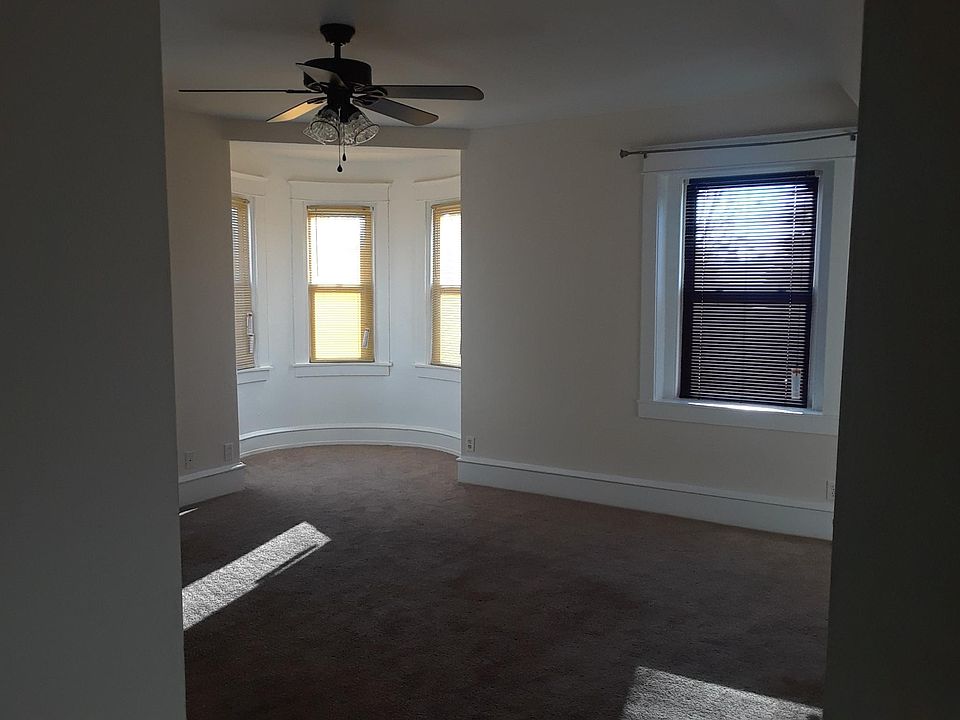 Living Room w/ Ceiling fan