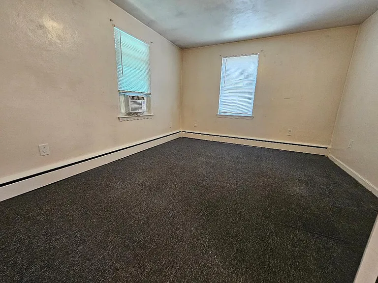 Bedroom 4 (east wing)