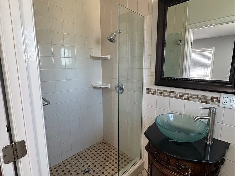 8739 Tyrone Ave — Photo 27