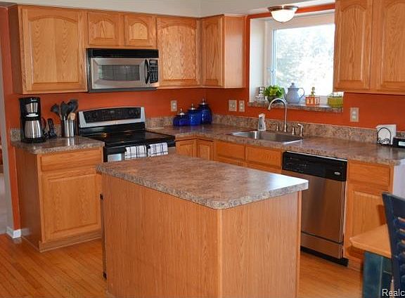 3rd image of 1047 Crestwood Ct