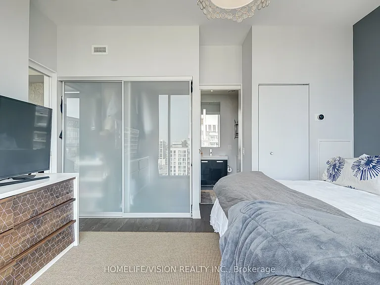 629 King St W #Penthouse 1415 — Photo 23