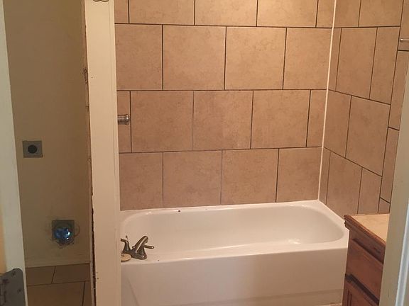 Bathroom with Washer and Dryer hookups