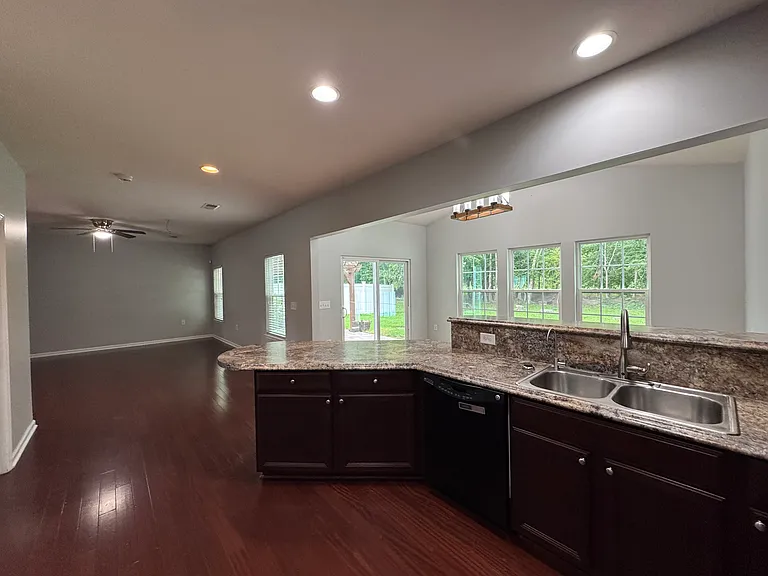 624 Leonard Ln — Photo 2