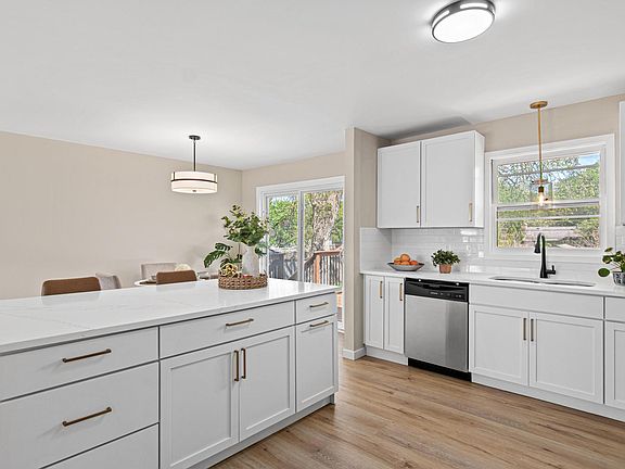 5th image of 16472 Gladiola Ave W