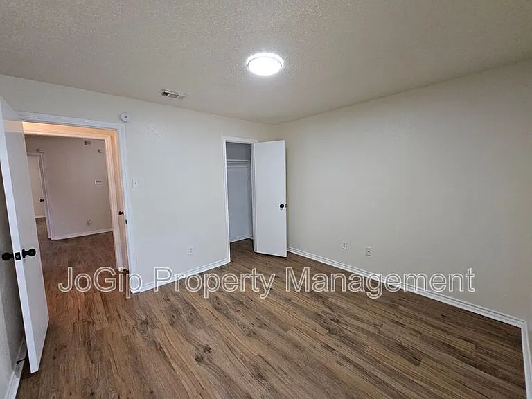 311 Bryant Ln — Photo 16