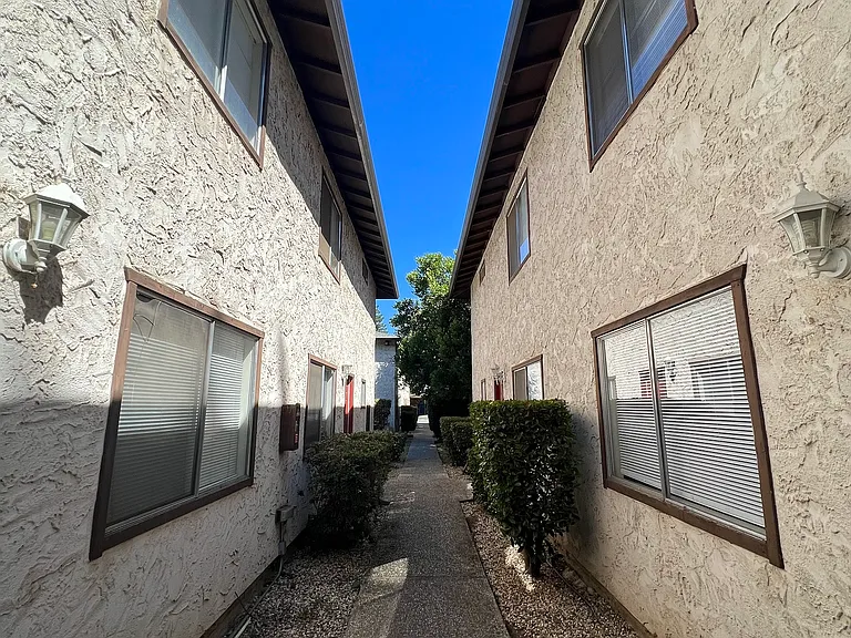 835 W 4th Ave #4 — Photo 32