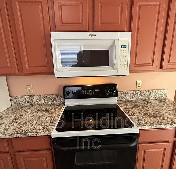 1235 Thomas Jefferson Pl — Photo 12