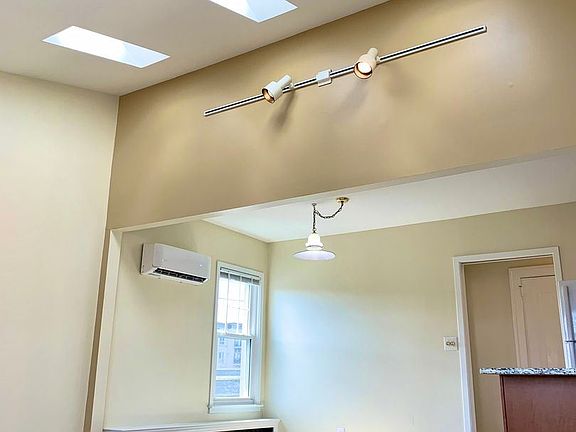 5th image of 156 N Worth St #8396708
