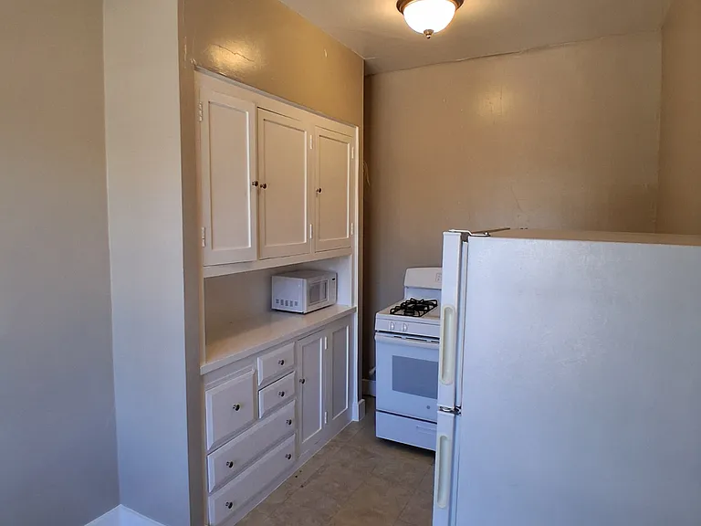 Claremont Towers Apartments — Photo 14